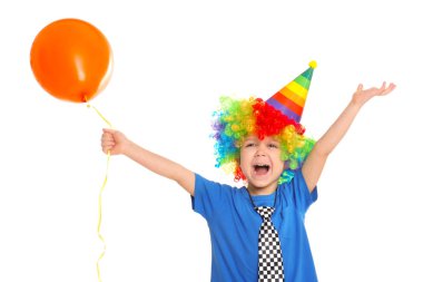 Gökkuşağı peruk beyaz arka plan üzerinde balon ile şirin küçük çocuk. Nisan aptal gün kutlama