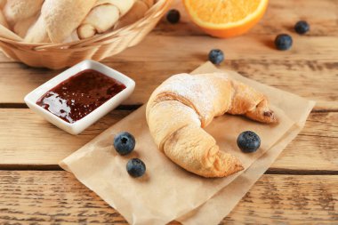 Lezzetli Hilal rulo ve reçel ahşap tablo