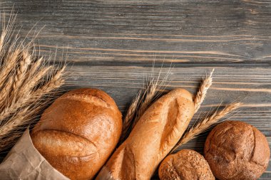 Taze pişmiş ekmek ürünleri ahşap arka plan üzerinde