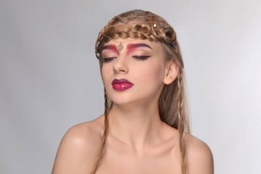 Beyaz zemin üzerine boyalı kaşlar olan kadın