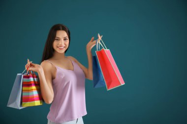 Genç kızla mutlu renk arka plan üzerinde alışveriş torbaları