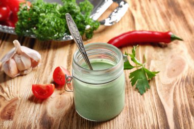 Cam ahşap masa üzerinde balıklı taco için lezzetli kremalı sos