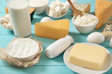 Taze süt ürünleri ve yumurta ahşap arka plan üzerinde