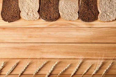 Ekmek dilimleri ve sivri ahşap arka plan üzerinde düz yatıyordu kompozisyonu