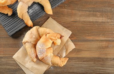 Ahşap masa lezzetli Hilal rulo