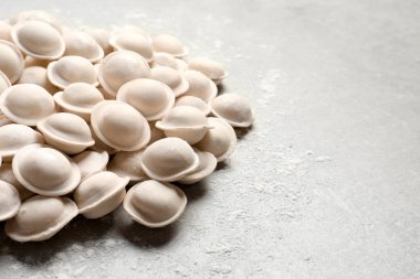 Gri arka plan üzerinde çiğ köfte