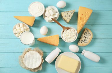 Taze süt ürünleri ve yumurta ahşap arka plan üzerinde