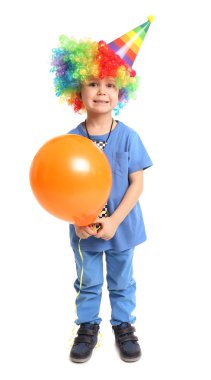Gökkuşağı peruk beyaz arka plan üzerinde balon ile şirin küçük çocuk. Nisan aptal gün kutlama