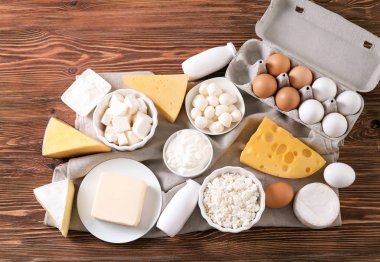Farklı süt ürünleri ve yumurta ahşap arka plan üzerinde