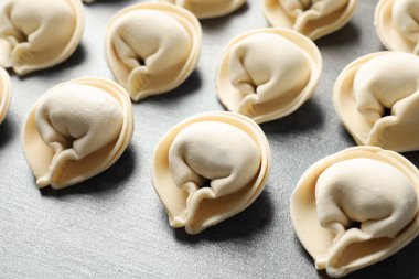 Gri arka plan üzerinde çiğ köfte