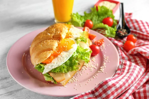 Tasty croissant sandwich on plate, closeup — Stock Photo, Image