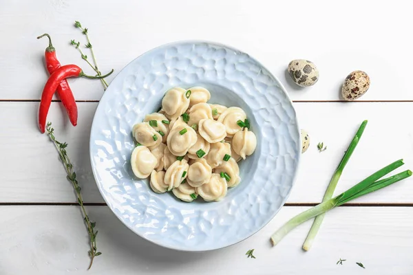 Plaat met smakelijke vlees dumplings op tafel — Stockfoto