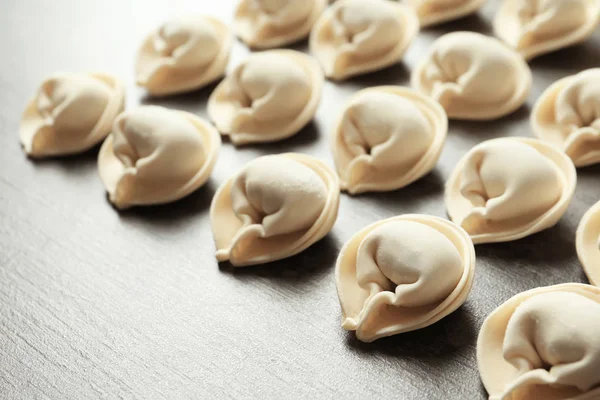 Bolinhos em bruto sobre fundo cinzento — Fotografia de Stock