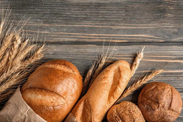 Frissen sült kenyér termékek fából készült háttér — Stock Fotó