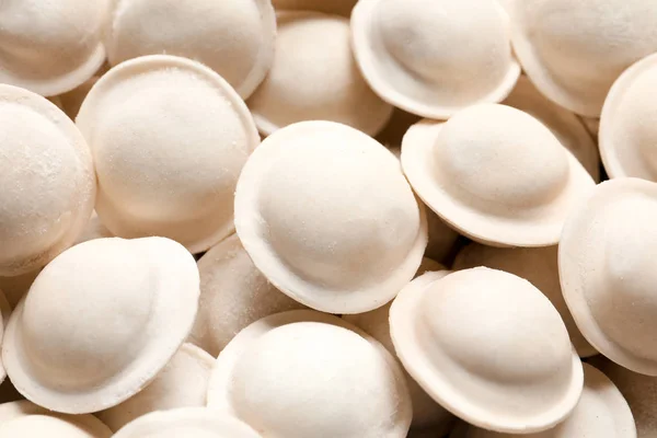 Ruwe dumplings als achtergrond, close-up — Stockfoto