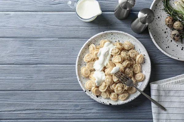 Plaat met smakelijke vlees dumplings op tafel — Stockfoto