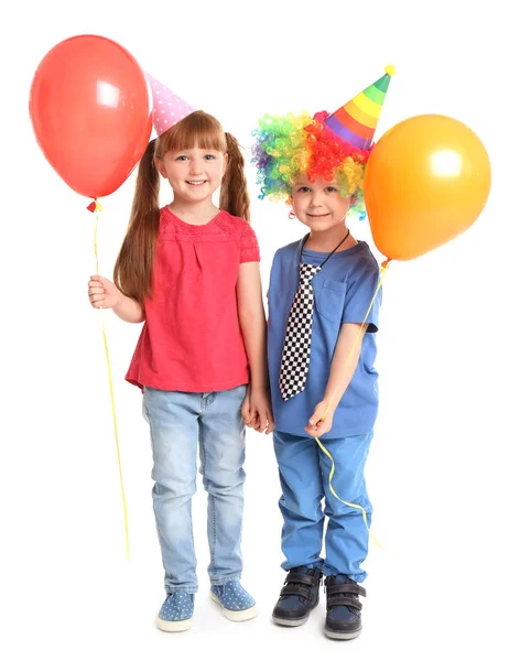 Lindos niños pequeños con gorras de fiesta sobre fondo blanco. Celebración del día del tonto de abril — Foto de Stock
