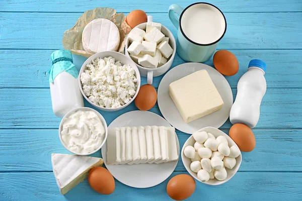 Productos lácteos frescos y huevos sobre fondo de madera —  Fotos de Stock