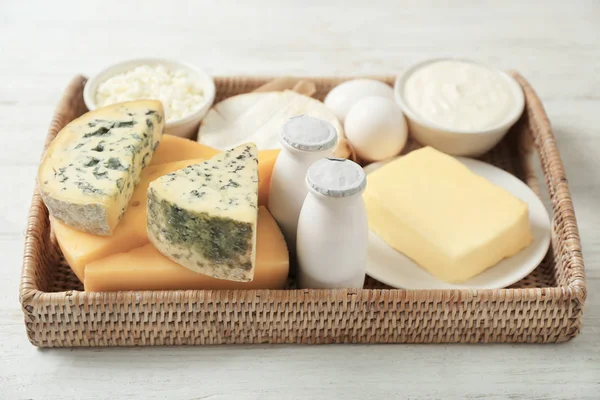 Brettet med ferske melkeprodukter og egg på trebakgrunn – stockfoto