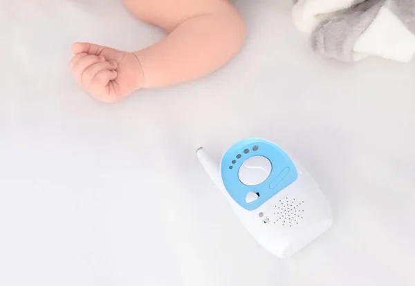Babyphone und schlafendes Kind auf dem Bett. Radio-Kindermädchen — Stockfoto