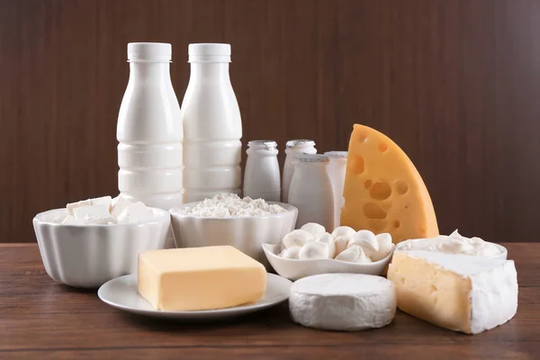 Различные молочные продукты на деревянном столе — стоковое фото