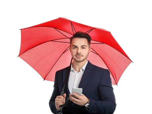 Joven con paraguas rojo y smartphone sobre fondo blanco — Foto de Stock