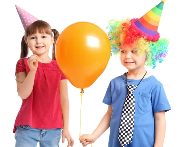 Το χαριτωμένο μικρό κορίτσι σκάει αδελφού μπαλόνι με την καρφίτσα σε άσπρο φόντο. Εορτασμός ημέρας του ανόητου Απριλίου — Φωτογραφία Αρχείου