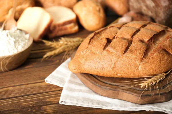 Fırından yeni çıkmış ekmek Ürünler tablosundaki — Stok fotoğraf