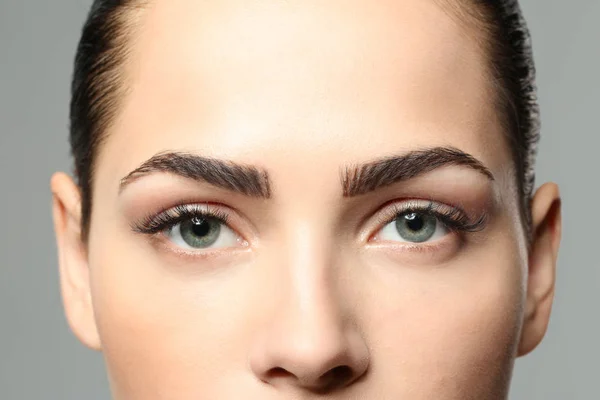 Young woman with beautiful eyebrows, closeup — Stock Photo, Image