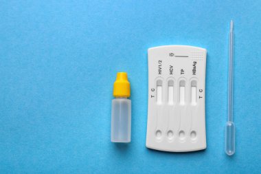 Renk arka plan üzerinde HIV, hepatit B, C ve frengi için test kiti
