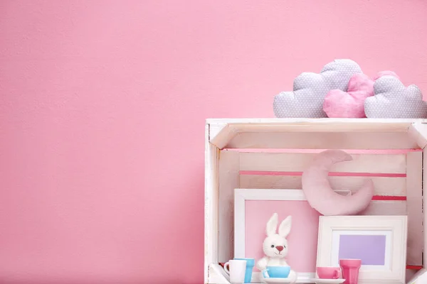 Detalhes interiores do quarto das crianças no fundo da cor — Fotografia de Stock