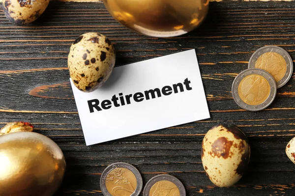 Ovos, moedas e assinar RETIRAMENTO em fundo de madeira. Planeamento das pensões — Fotografia de Stock