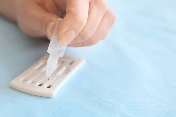 Vrouw Met Behulp Van Test Voor Syfilis Hiv Hepatitis Kleur — Stockfoto