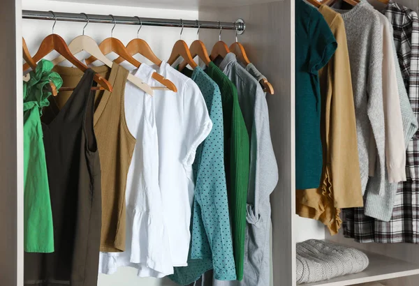 Вешалки Различной Одеждой Шкафу — стоковое фото