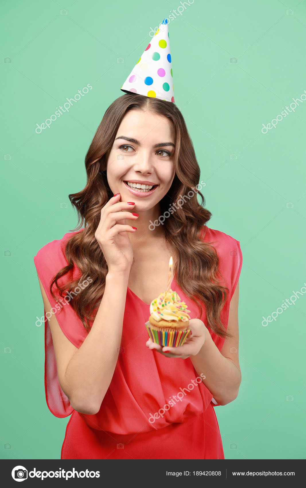 Torta De Cumpleaños Con Velas En El Fondo De Color Fotos, retratos