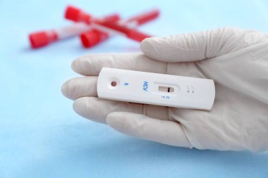 Hızlı test Hcv için arka plan bulanık tutan doktor