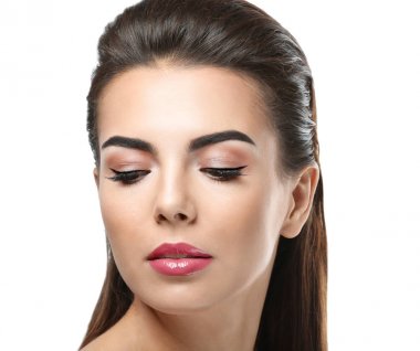 Beyaz arka plan üzerinde güzel kaşları olan kadın