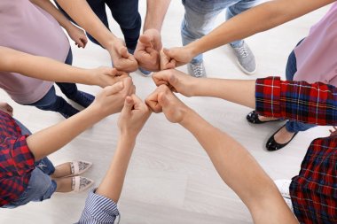 Grup daire içinde duran ve başparmak-up jest gösterilen insan. Birlik kavramı