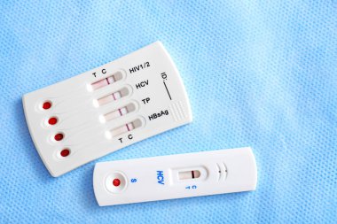 HIV, hepatit B, C ve frengi için farklı test renk arka plan üzerinde