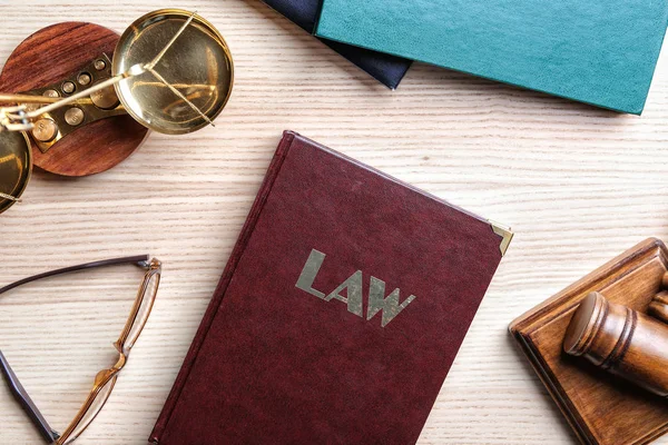 Gesetzbuch Waage Der Gerechtigkeit Und Hammer Auf Dem Tisch Legale — Stockfoto