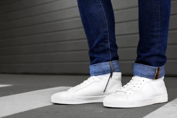 Uomo Elegante Scarpe Bianche Sulla Strada Della Città — Foto Stock