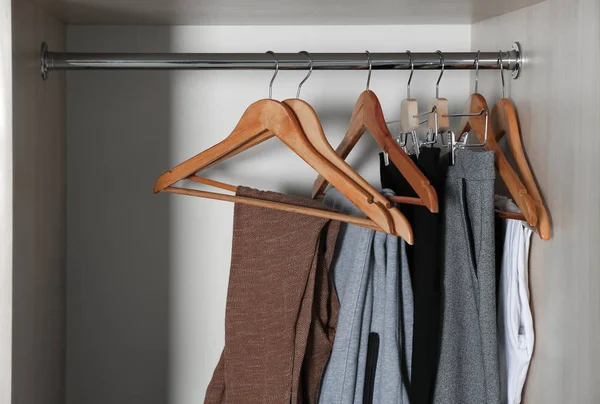 Kleiderbügel Mit Verschiedenen Kleidungsstücken Kleiderschrank — Stockfoto