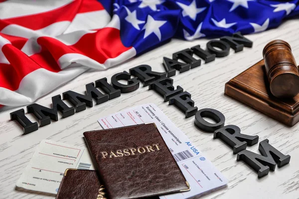 Samenstelling Met Woorden Immigratie Hervorming Hamer Paspoorten Amerikaanse Vlag Houten — Stockfoto