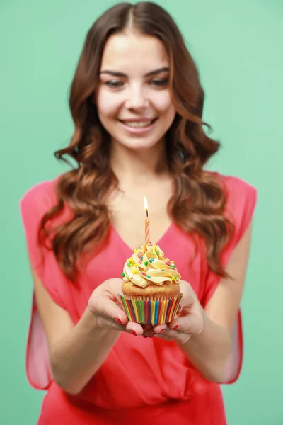 Feliz Joven Mujer Celebración Cumpleaños Cupcake Con Vela Fondo Color — Foto de Stock