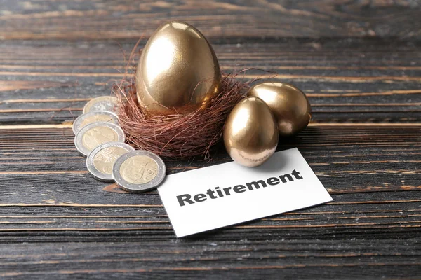 Gylne Egg Mynter Signer Retirement Reir Trebakgrunn Pensjonsplanlegging – stockfoto