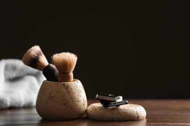 Adam koyu arka plan karşı masada için tıraş aksesuarlar