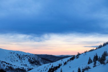 Karlı Dağları ile güzel manzara 