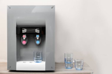 Su soğutucu masada kapalı