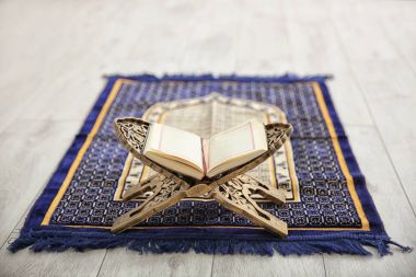 İçeride Müslümanların namaz kılması üzerine Kur 'an açıldı