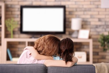 Tv izlerken küçük kızı olan kadın 